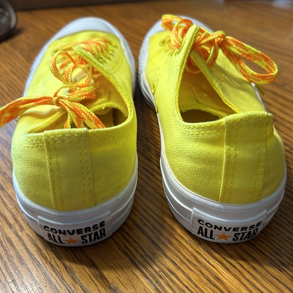 Excellent Condition! Converse 7.5 All Stars - Picture 4 of 12